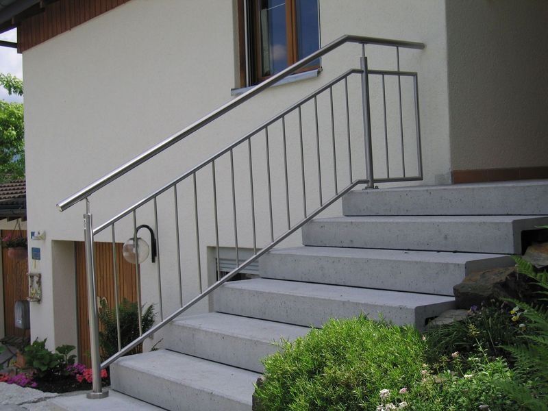 Eine Treppe mit Edelstahlgeländer. Foto von der Artmetal GmbH