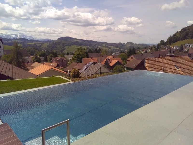 Ein Swimmingpool aus Edelstal mit Blick auf eine Kleinstadt. Foto von der Artmetal GmbH