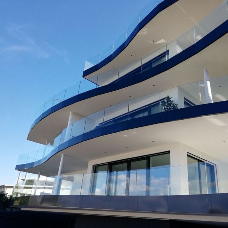 Ein Gebäude mit einem Balkon, der wie eine Welle aussieht. Foto von der Artmetal GmbH