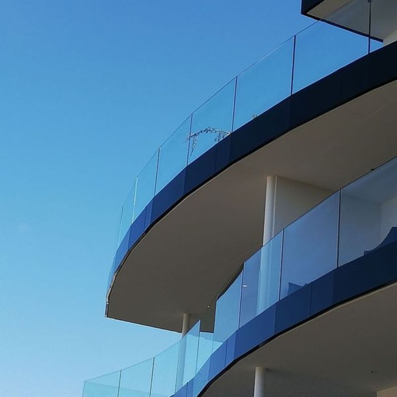 Ein Balkon mit blauem Himmel im Hintergrund. Foto von der Artmetal GmbH