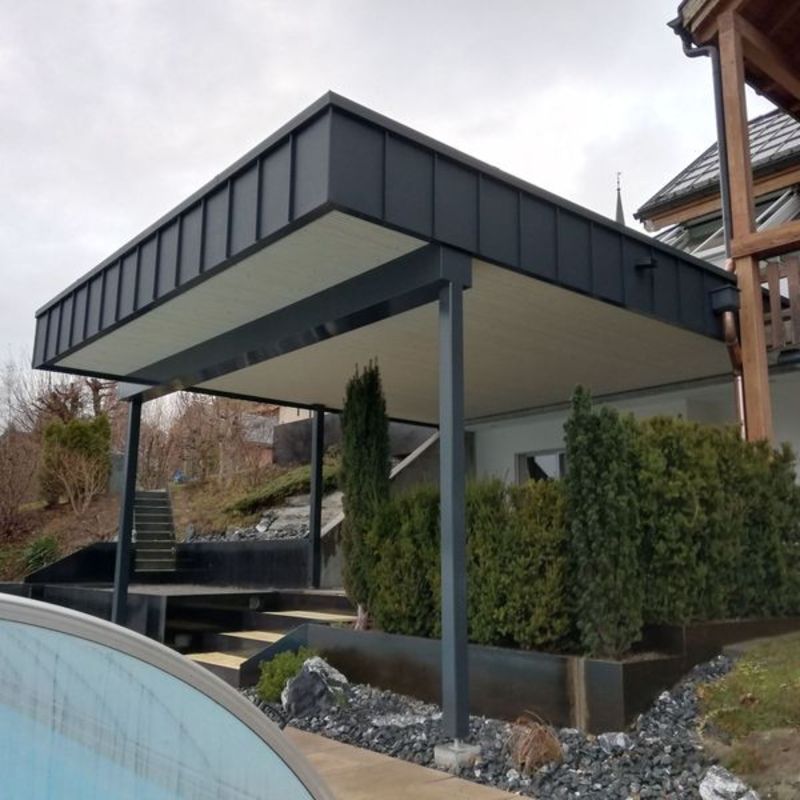 Ein Vordach vor einem Haus. Foto von der Artmetal GmbH