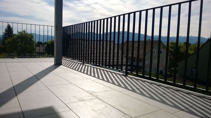Ein Balkon mit Metallgeländer und Blick auf die Stadt. Foto von der Artmetal GmbH