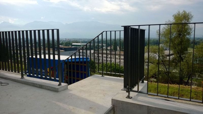 Ein Balkon mit Metallgeländer und einer Treppe, die dorthin führt. Foto von der Artmetal GmbH