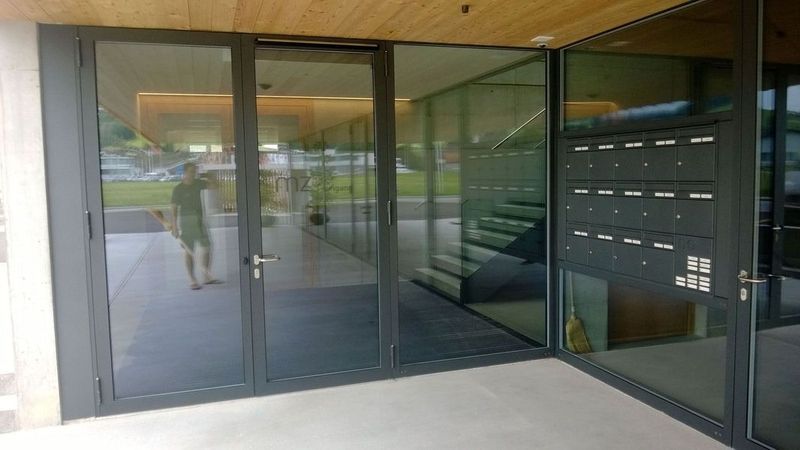 Ein Mann steht vor einer Glastür in einem Gebäude. Foto von der Artmetal GmbH