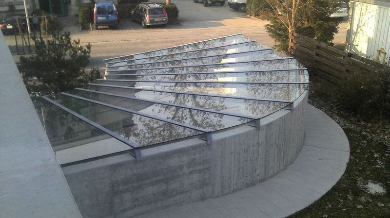 Ein Gebäude mit Glasdach. Foto von der Artmetal GmbH