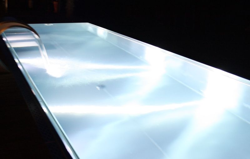 Ein Swimmingpool aus Edelstahl. Foto von der Artmetal GmbH