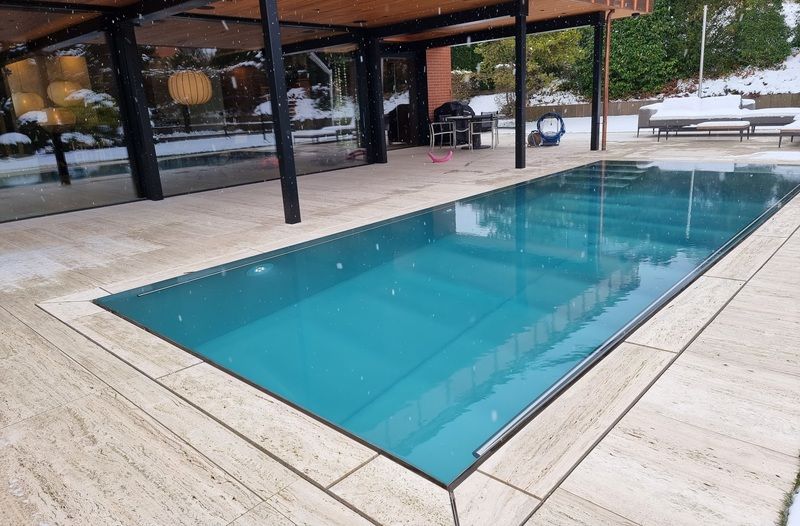 Ein grosses Schwimmbecken aus Edelstahl mit Treppe, die dorthin führt. Foto von der Artmetal GmbH