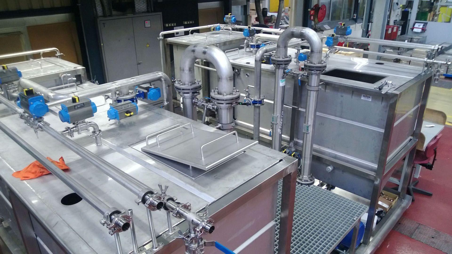 In einer Fabrik wird ein Edelstahl-Rohrsystem gebaut. Foto von der Artmetal GmbH