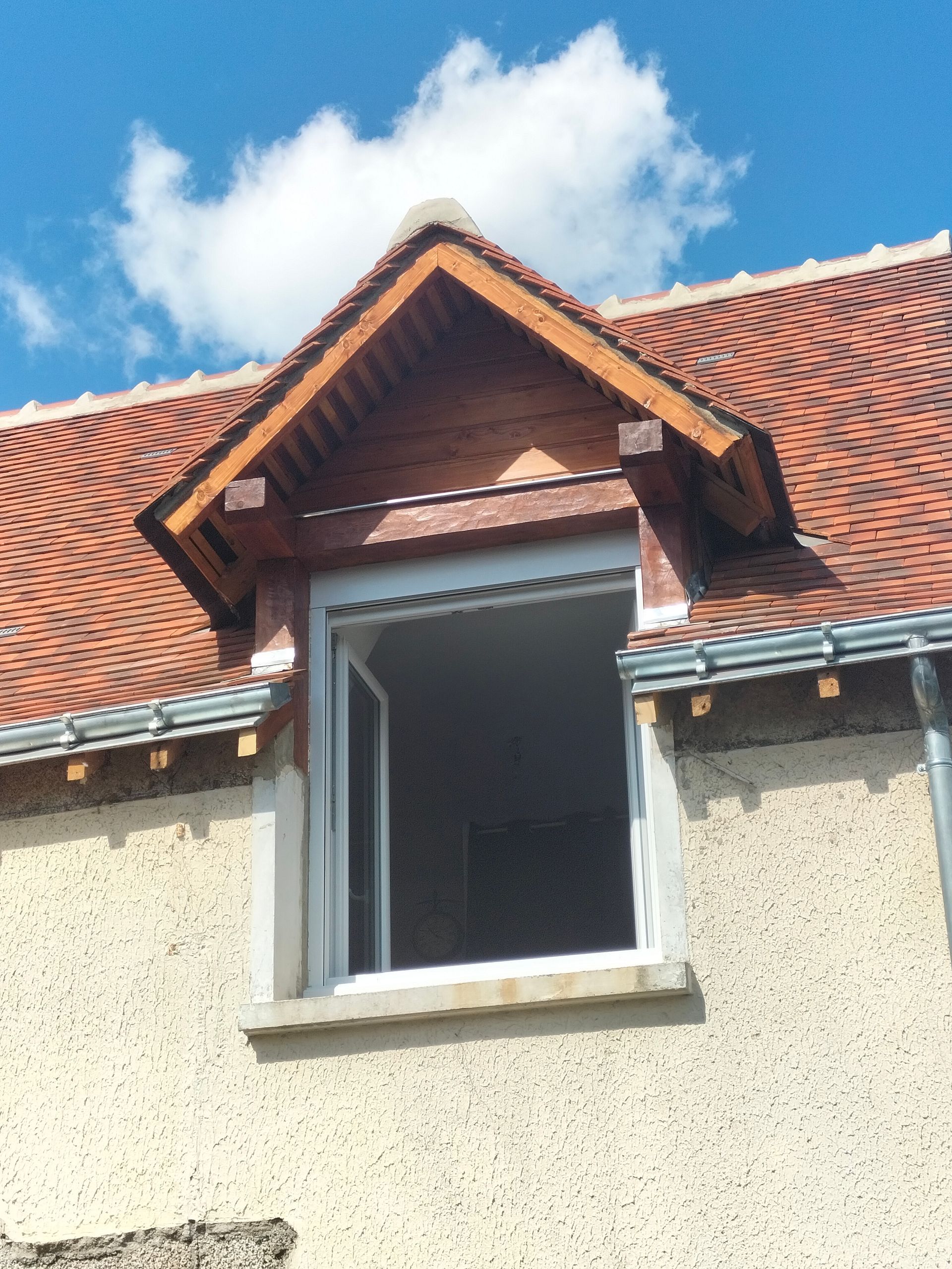 Toiture en tuiles autour d'une fenêtre