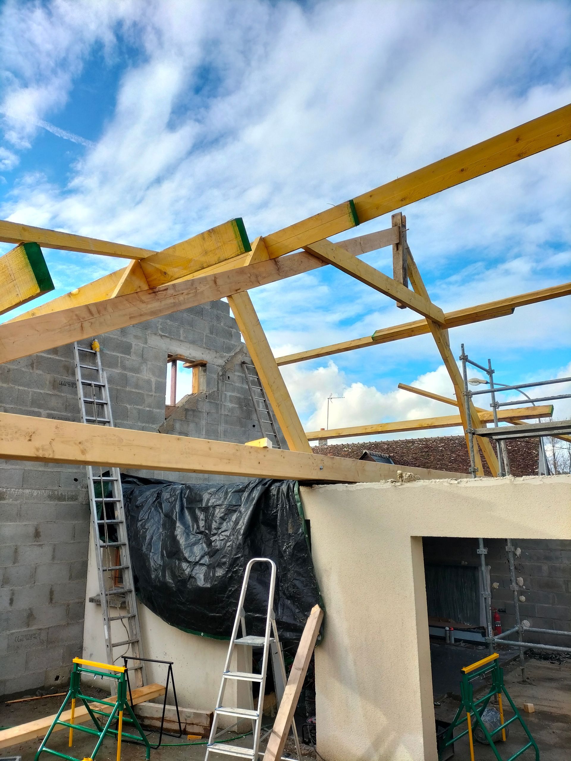 Pose des fondations de charpente d'une maison