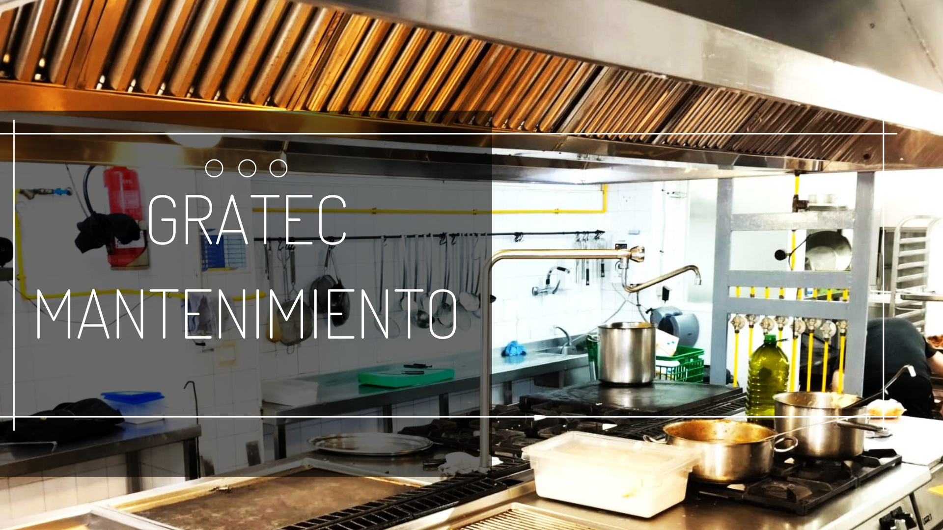 Una cocina con muchas ollas y sartenes en la estufa.