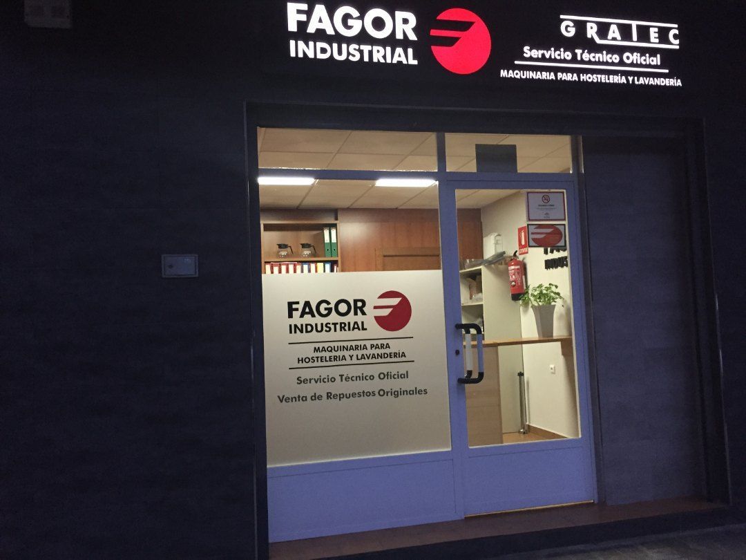 Un escaparate industrial Fagor con puerta de cristal