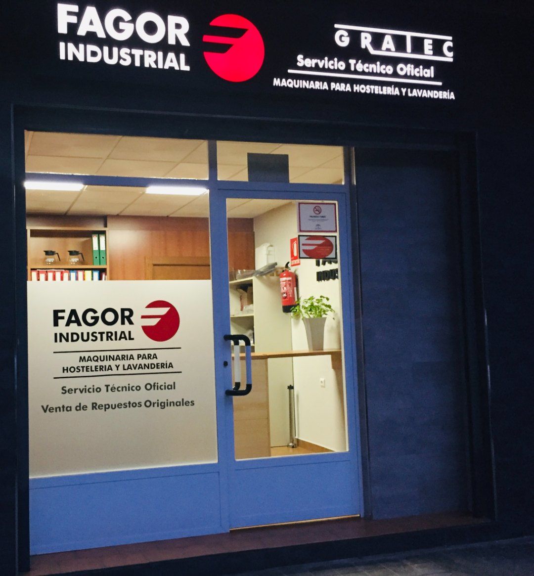 Un escaparate de tienda industrial Fagor con una puerta azul