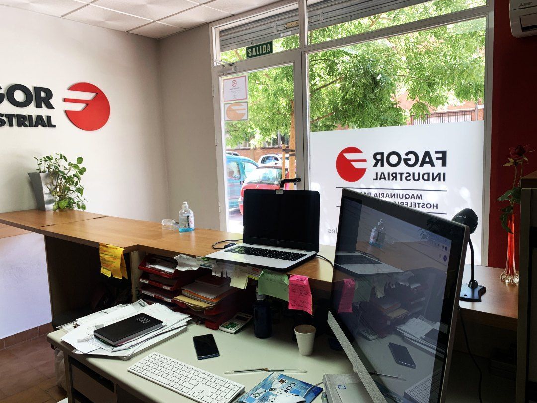 Un escritorio con una computadora y una portátil encima.