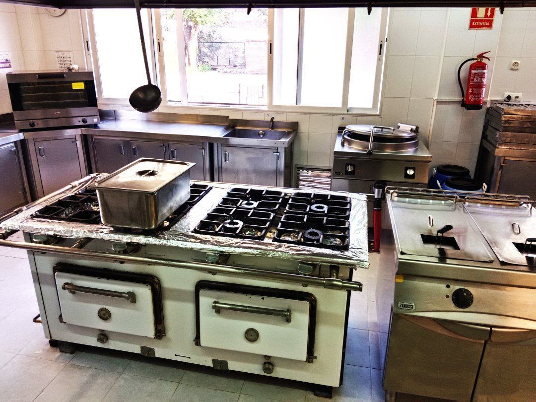 Una cocina con una gran estufa y un extintor en la pared.