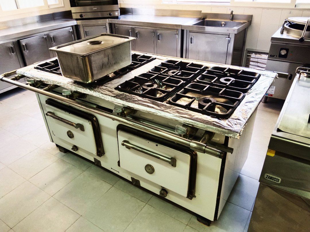Una cocina con un gran horno blanco de cocina.