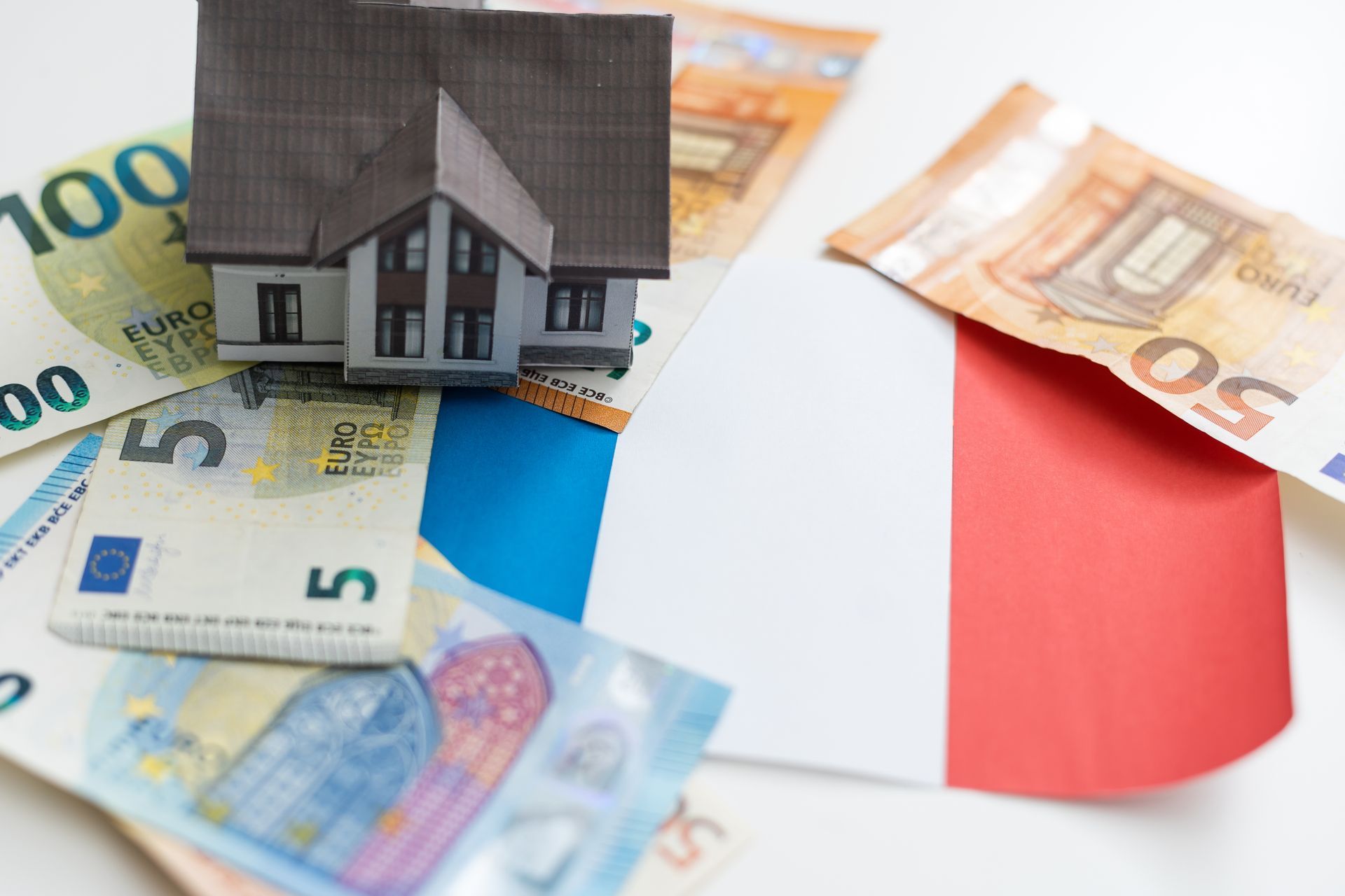Maison sur un tas de billets