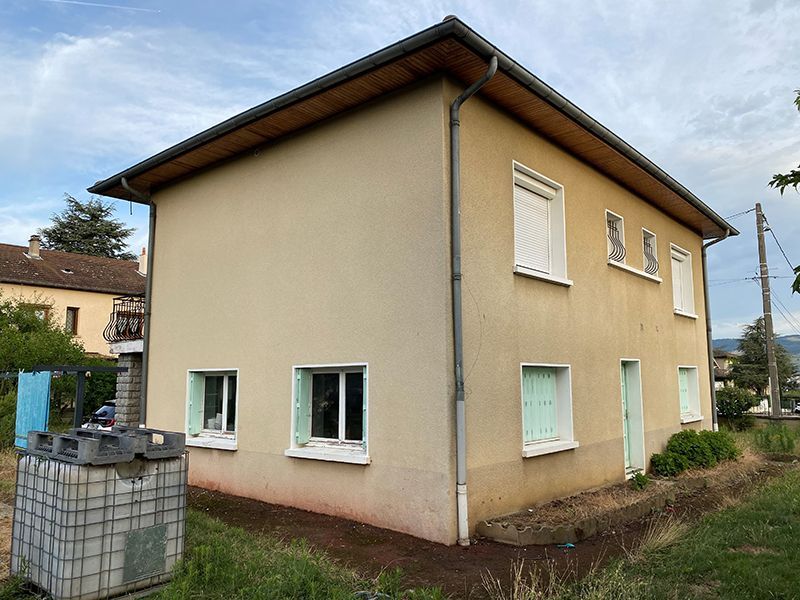 Maison cubique avec jardin en herbe l'entourant