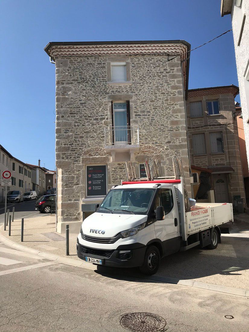 Façade de maison en pierre avec camion France Façades