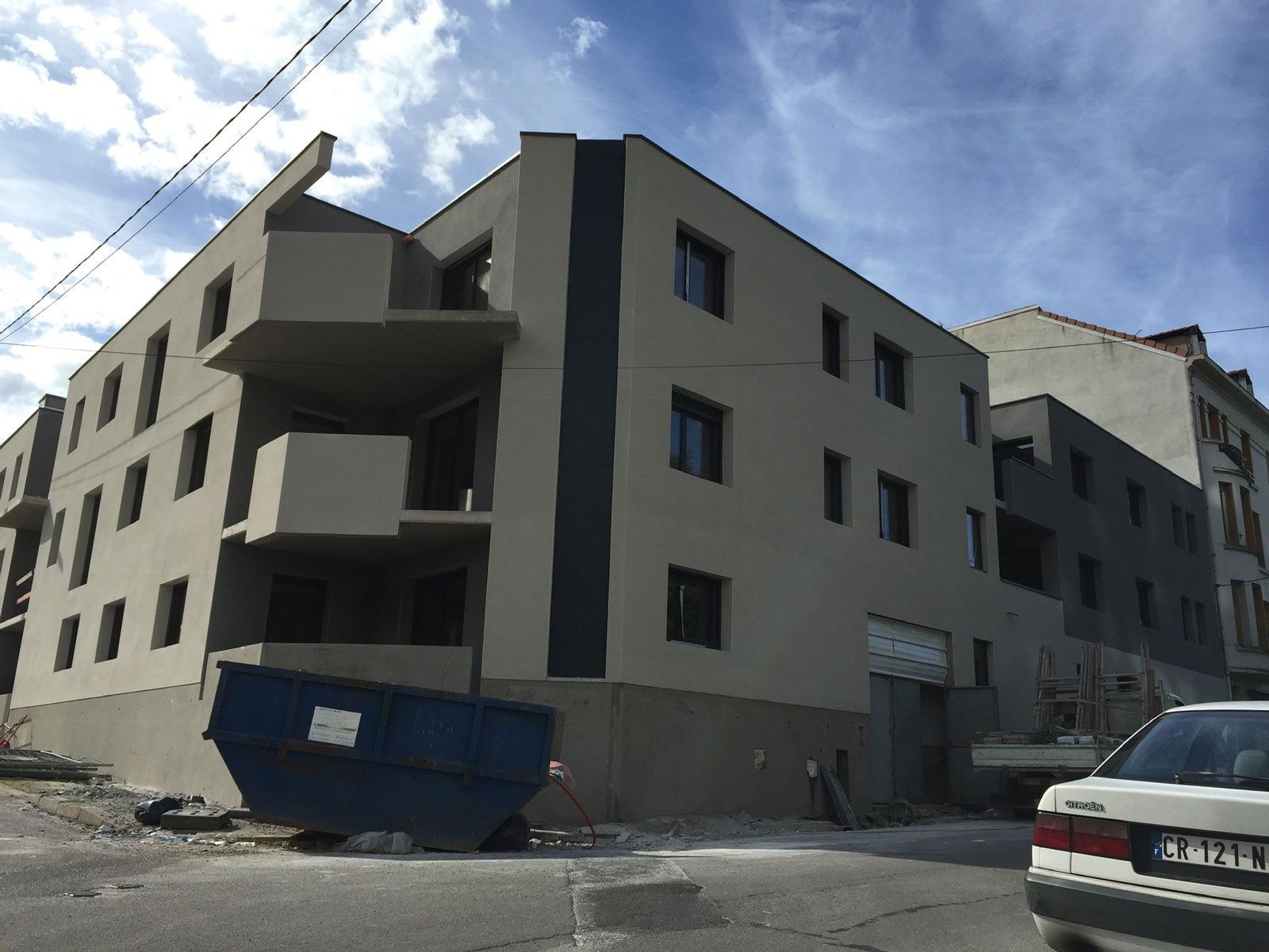 Bâtiment moderne à la façade neuve