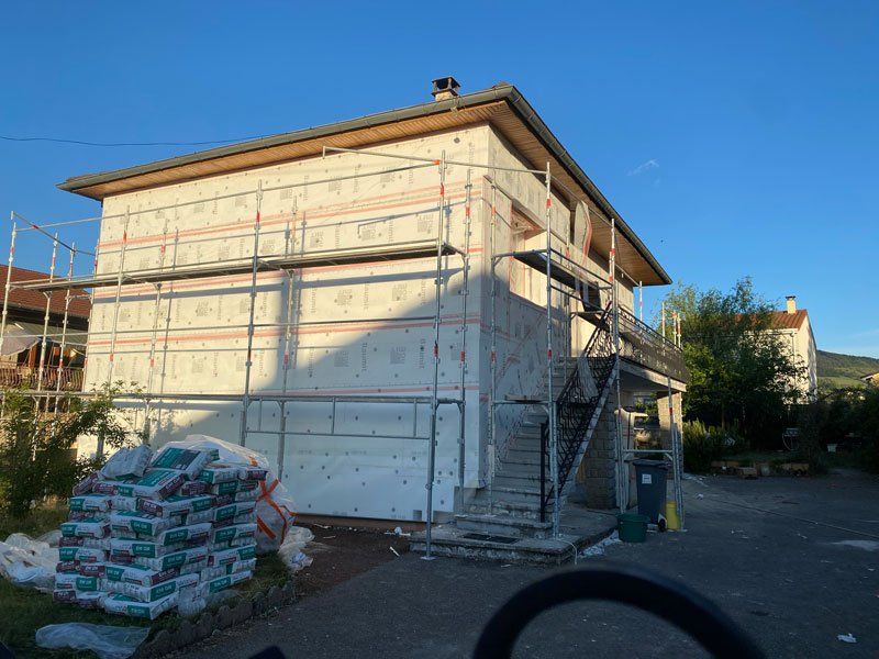 Maison avec isolant et échafaudage sur un mur