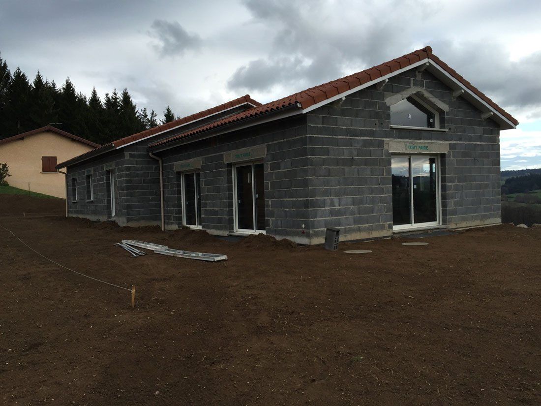 Maison sans enduit et avec briques apparentes