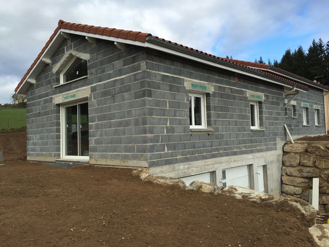 Maison sur deux niveaux d'accès sans enduit