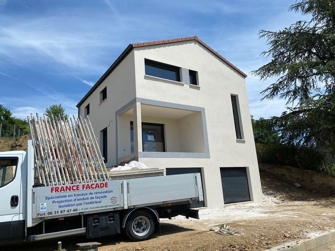Maison neuve avec enduit blanc et camion France Façades devant