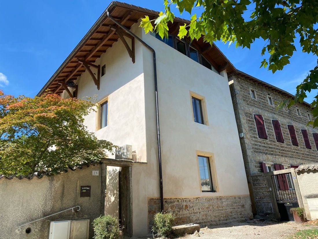 Maison avec enduit refait blanc