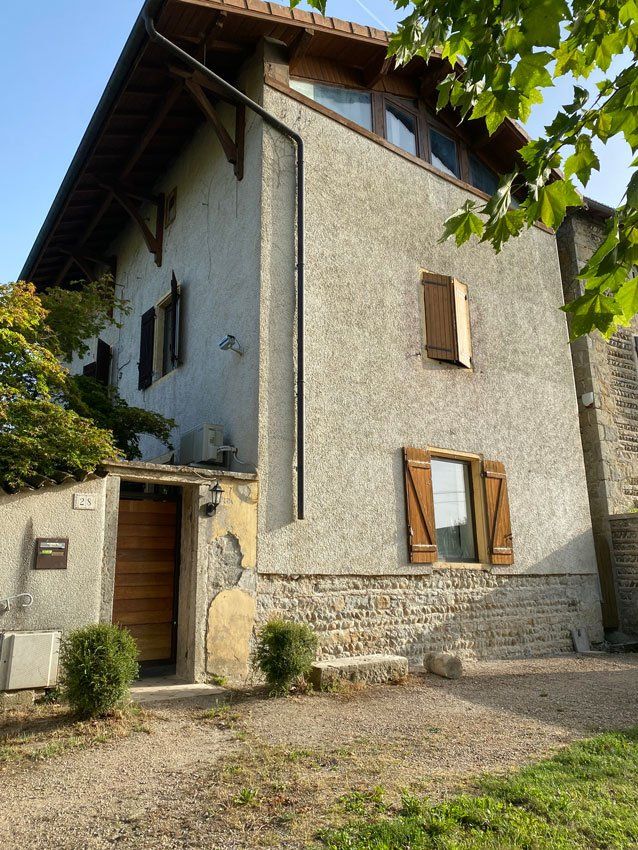 Maison avec façade et mur d'entrée abîmé