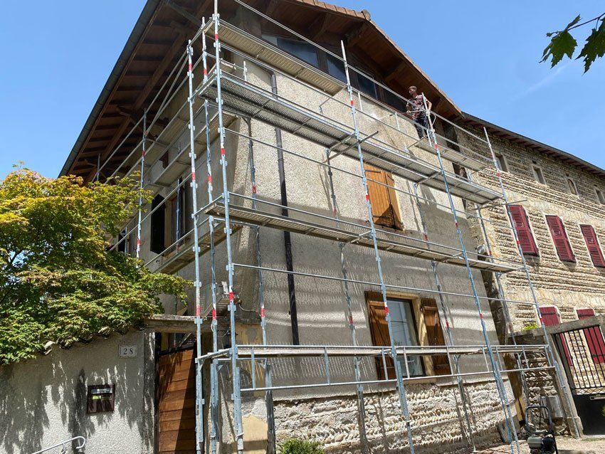 Maison pendant des travaux avec un échafaudage