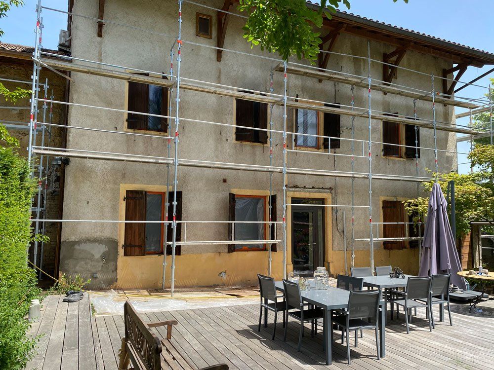 Maison avec échafaudage pendant des travaux de traitement
