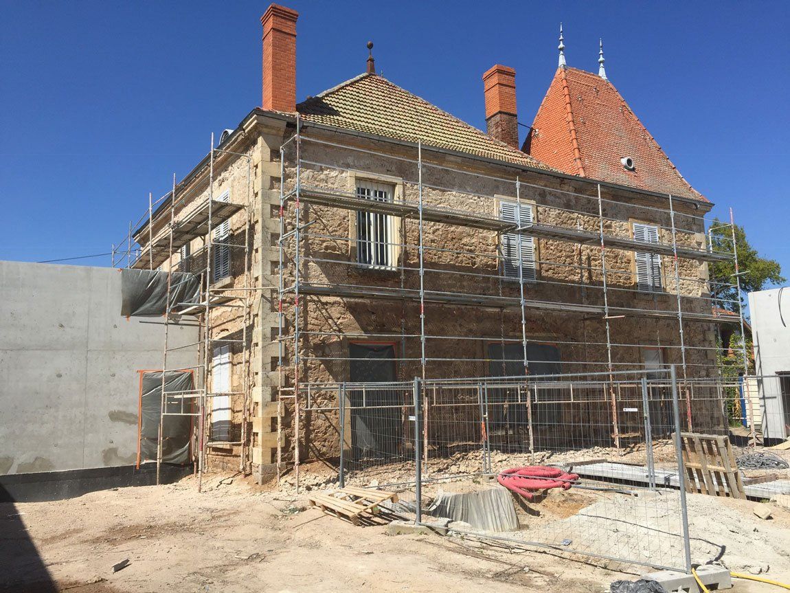 Maison ancienne avec échafaudage