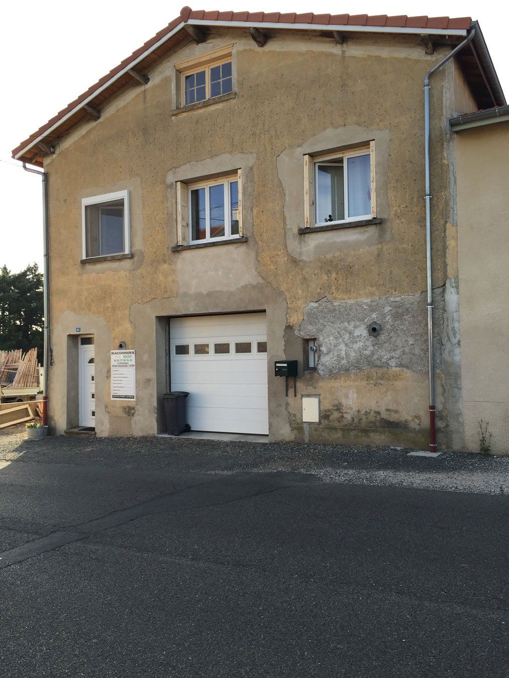 Maison avec façade abîmée