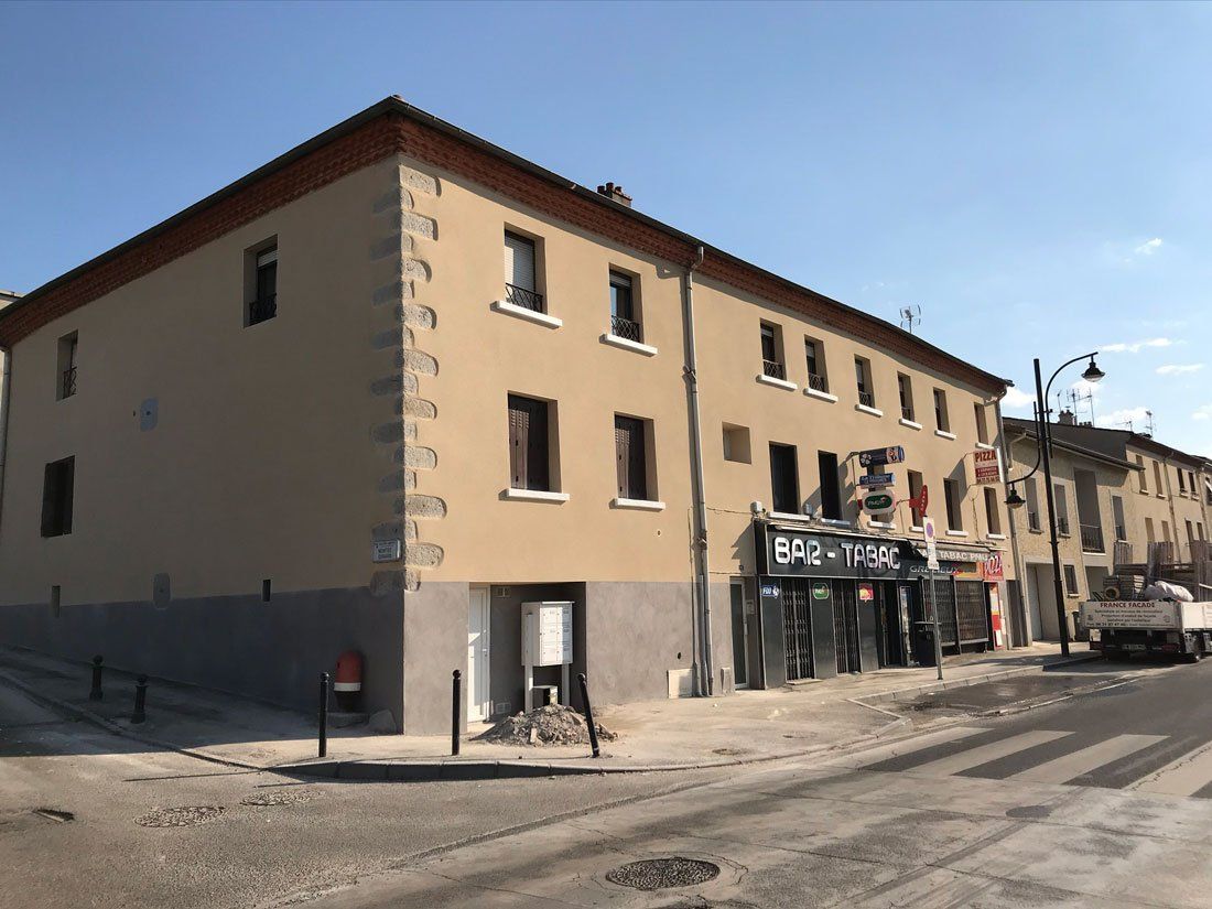 Bâtiment et accès bar-tabac avec façade marron clair refaite