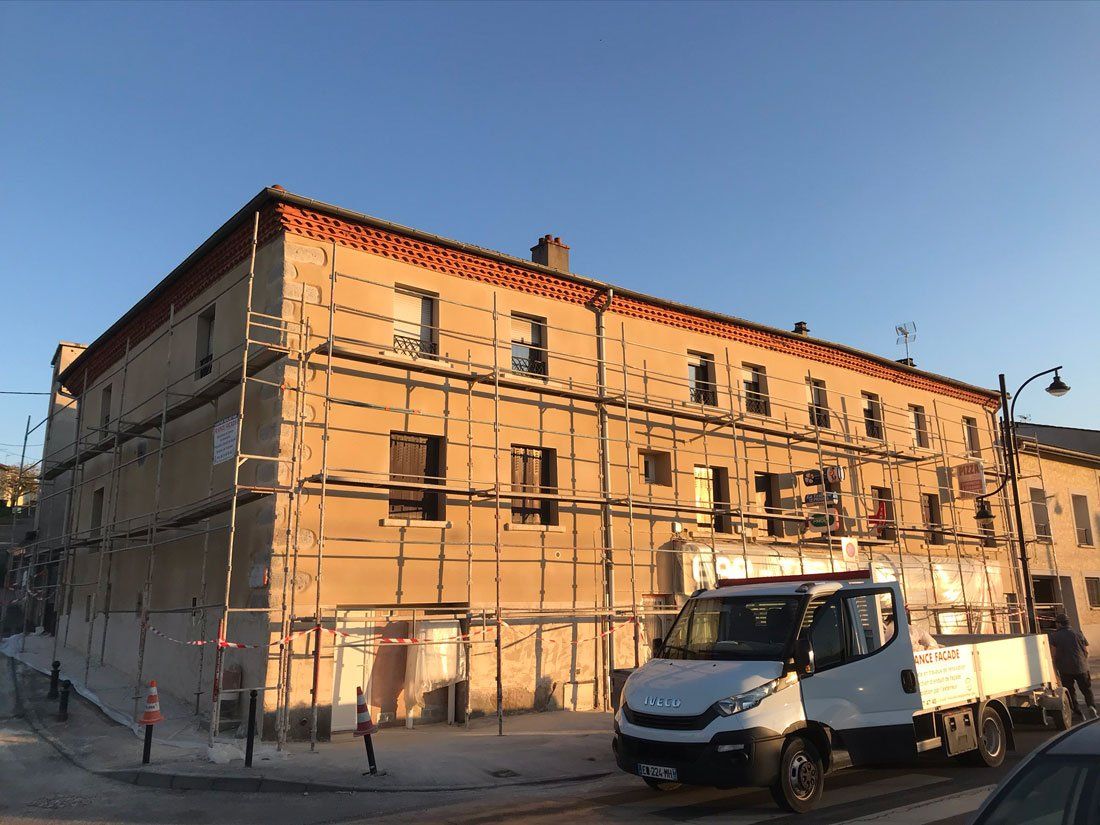 Bâtiment avec échafaudage avec lumière de soleil couchant
