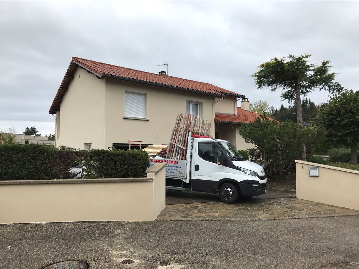 Maison avec le camion de France Façades dans l'entrée