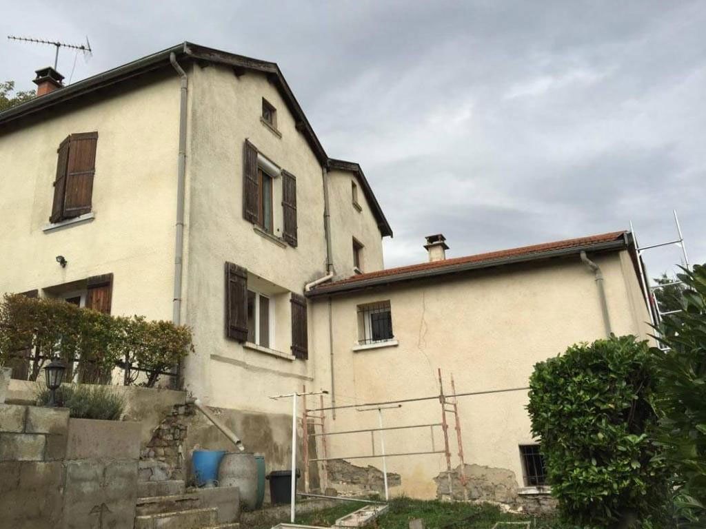 Maison avant rénovation avec façade sale et abîmée