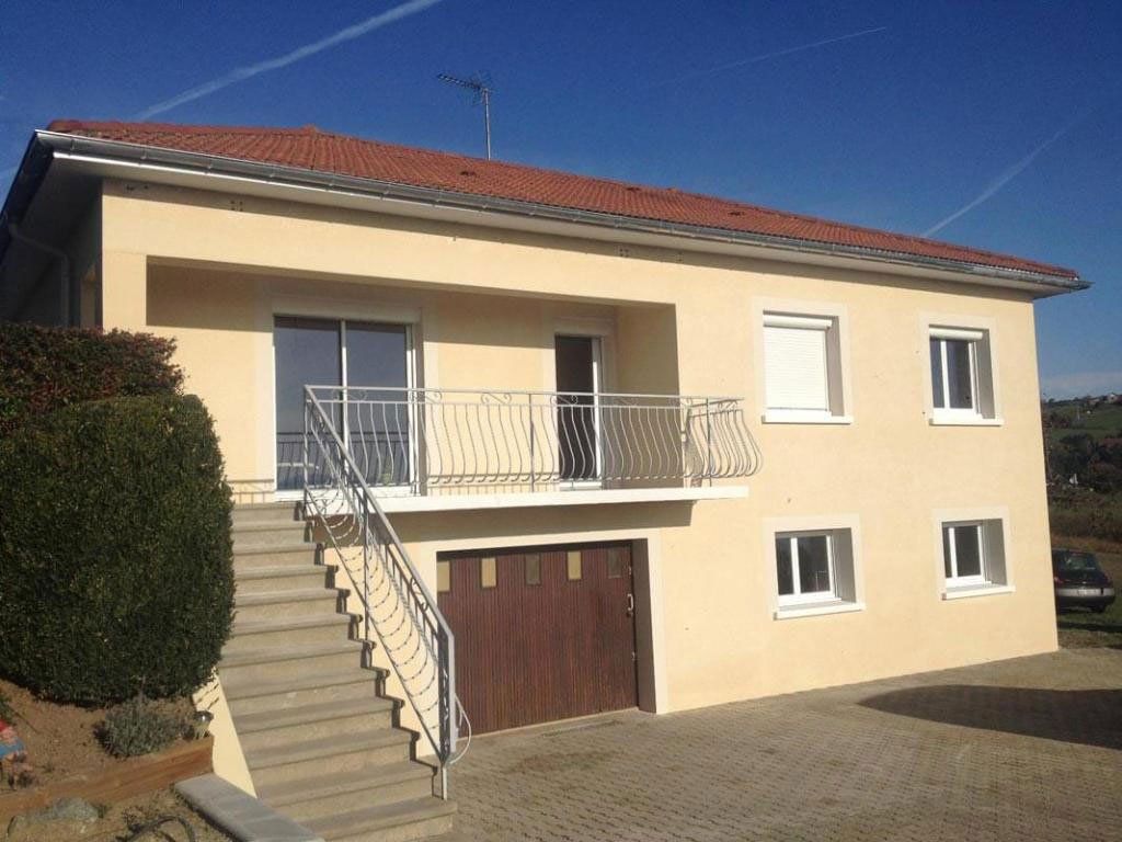 Habitation avec escalier et garage