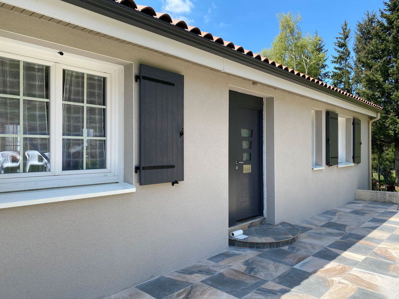 Façade de maison moderne avec sol en marbre