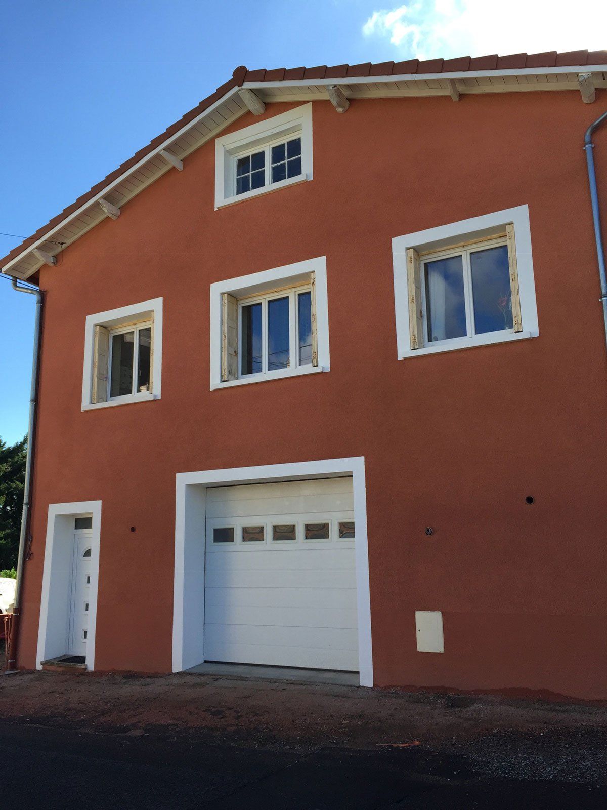 Façade d'une maison en pisé