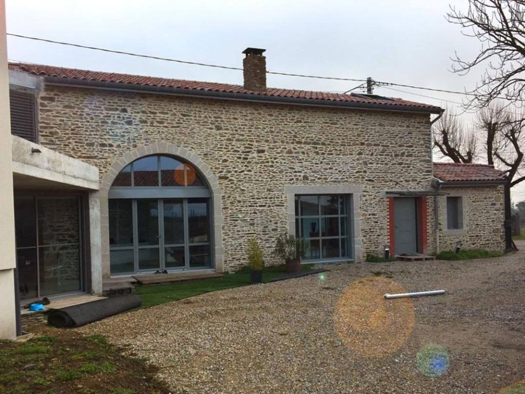 Camion France Façades devant plusieurs maisons en attente de rénovation