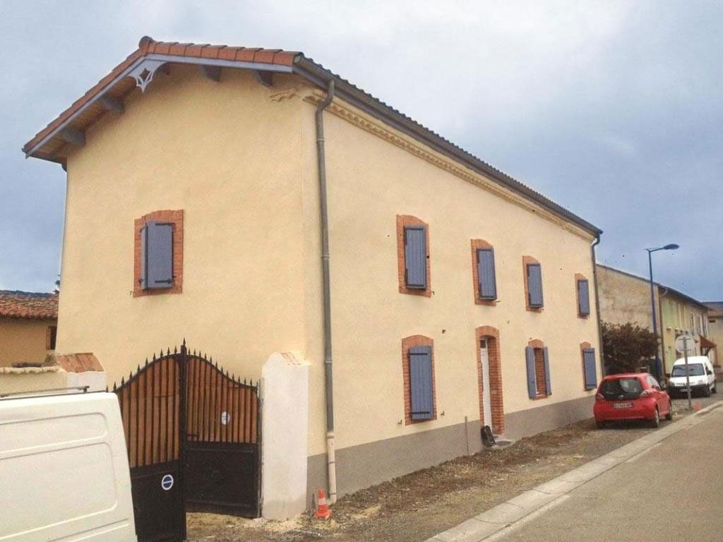 Maison avec enduit récent beige