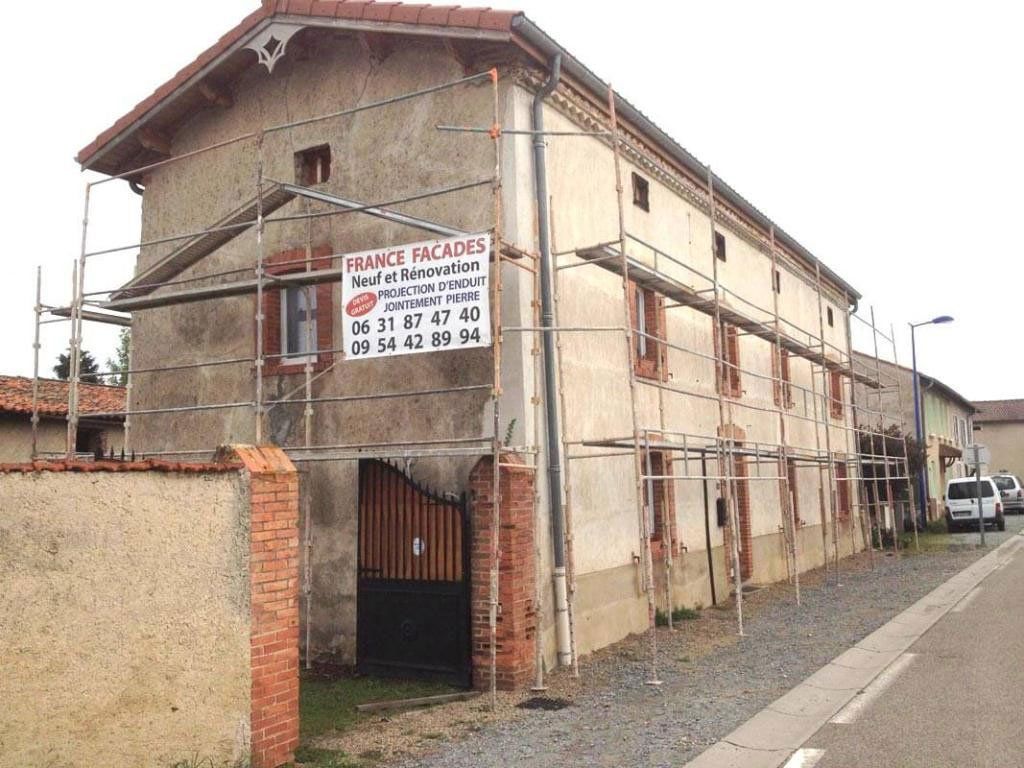 Maison en travaux de rénovation avec échafaudage France Façades