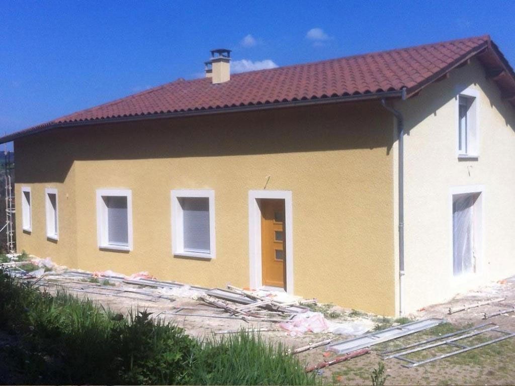 Petite maison avec un mur jaune