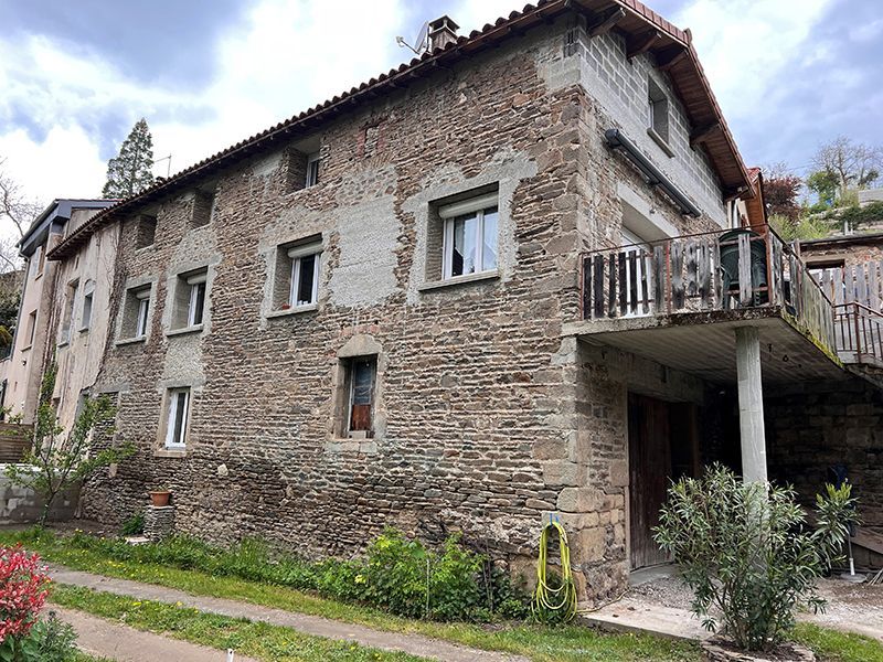 Maison avec façade en mur de pierres avant ravalement