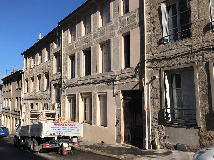 Camion France Façades devant plusieurs maisons en attente de rénovation