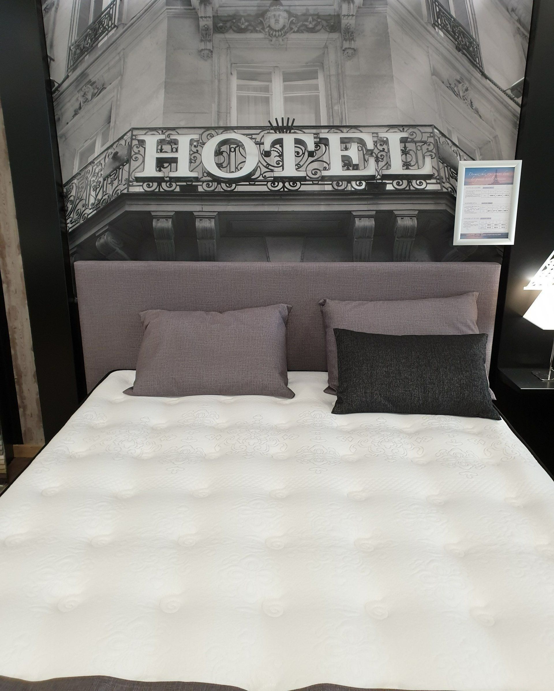 Gros plan sur un matelas blanc
