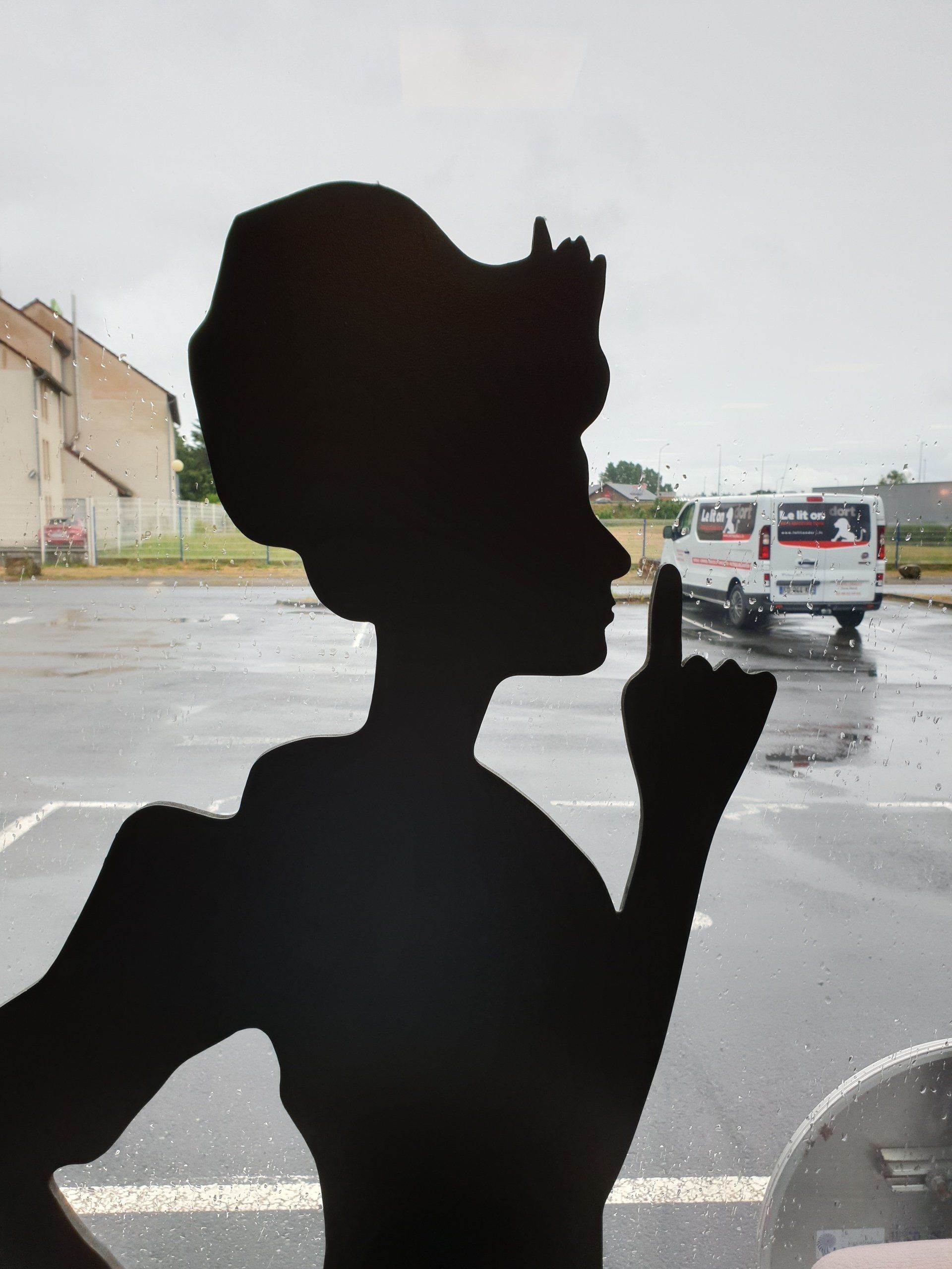 Vu sur la camionnette de livraison depuis la vitrine de la boutique