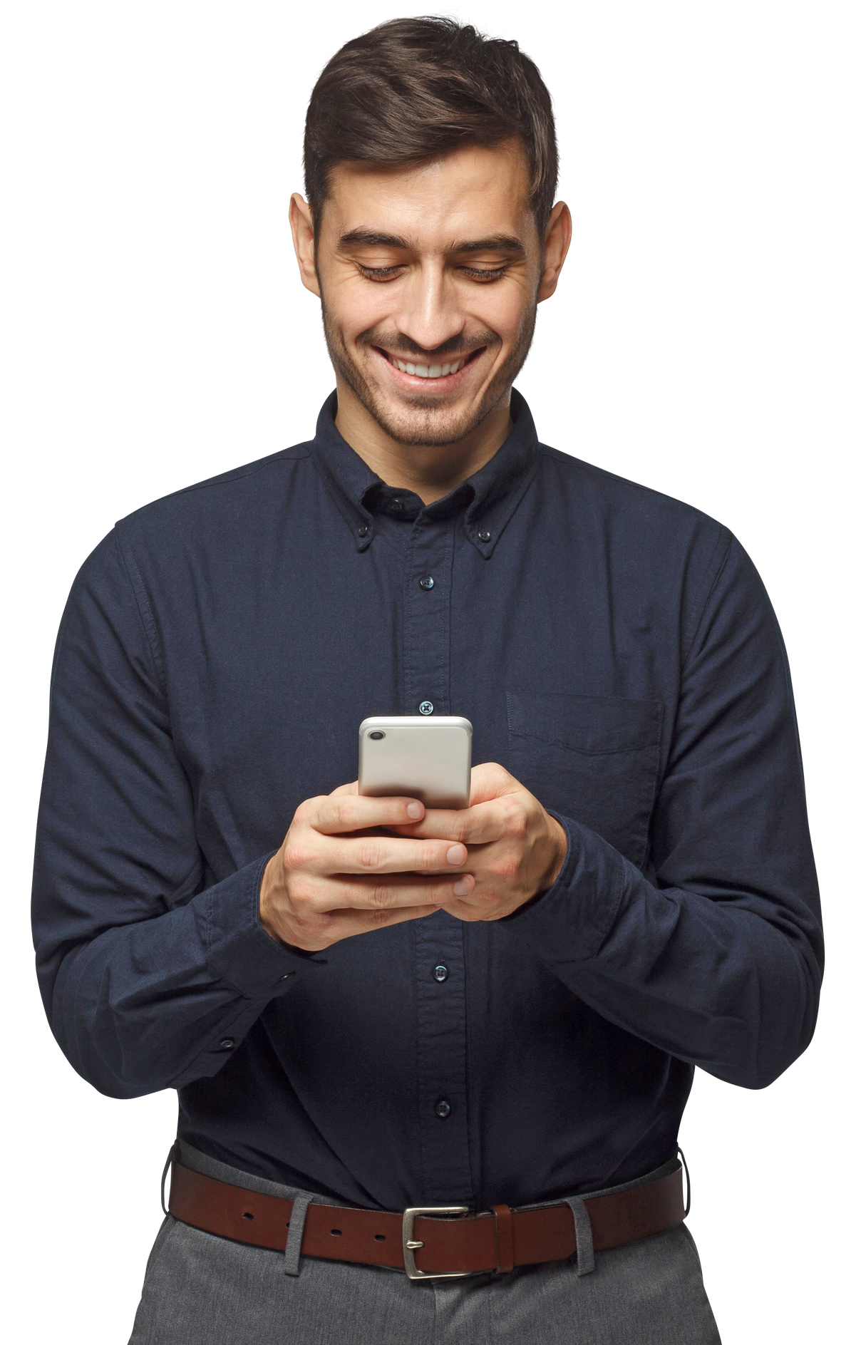 Homme en chemise qui regarde son smartphone